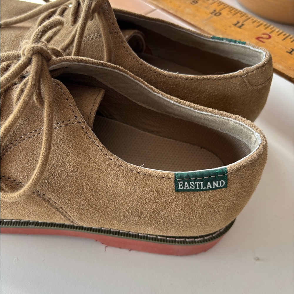 Eastland Ladies Suede Bucks-7.5-NWOB - Picture 2 of 5